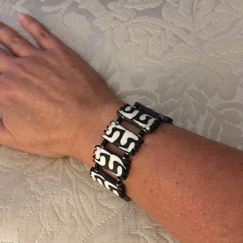 💕Beautiful black and ivory stretch bracelet
